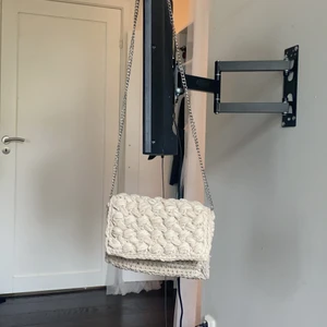 Väska - En superfin väska med längre silverkedja. Helt oanvänd!