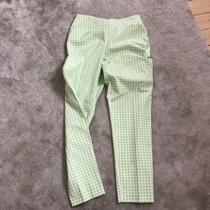 Gröna rutiga byxor från zara - Säljer dessa jätte snygga rutiga byxorna från zara. Säljer pga har ett par till som är nästan identiska. Använda ca 2 gånger och är som nya. Har en straight passform. Hör av er vid fler bilder🥰
