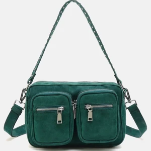 Noella väska - Mörk grön noella väska i fint skick!! Nypris är 699kr men jag säljer för 300kr💚 långt band kommer också med💚 perfekt färg nu till hösten!!! Det finns ett fel på dragkedjan på ovansidan, så hör av dig så skickar jag en bild. Inget som jag tyckte var en problematik💚