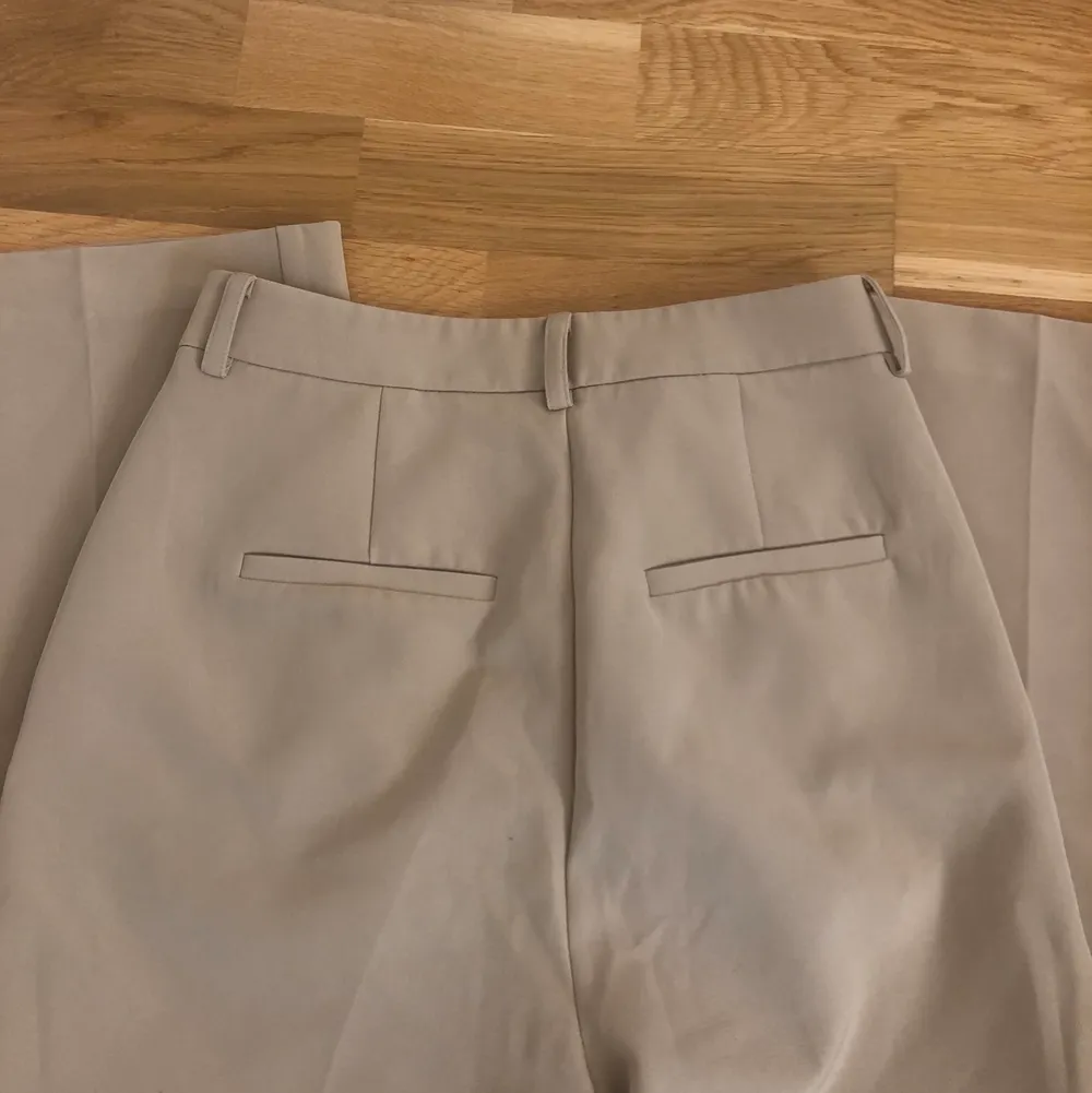 Beiga/bruna kostym byxor i storlek 34, 100 kr + frakt om ni inte möts upp i Eskilstuna . Jeans & Byxor.
