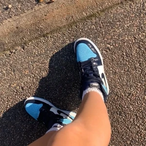  blue chill jordans! - Blås blue chill, jordan 1 high. Ska vara äkta men lägg inget bud ni inte skulle betala ifall de skulle råka vara fejk. Börja buda i kommentarerna och öka med 20kr, ledande bud: 1700