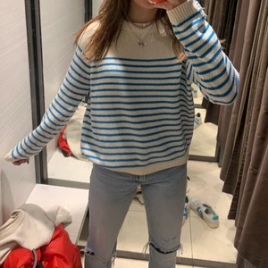 Stickad zara tröja - Säljer den här skitsnygga randiga tröjan! 💙 säljer då den inte kommer till användning! Buda i kommentarerna!😇😘 storlek m men jag är en xs/s och ni ser hur den sitter på mig! Köp direkt för 300! 😇😇