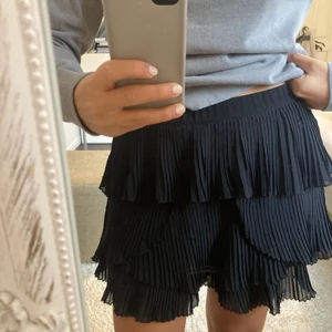 Svarta volangshorts, Zara - Svarta volangshorts från Zara, storlek M. Ser ut som en kjol. Passar som XS-S. Buda i kommentarerna🥰