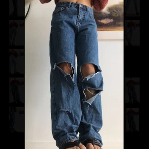 billiga mörka jeans - säljer ett par håliga jeans! jag är storlek 36 och sitter lite löst på mig! 