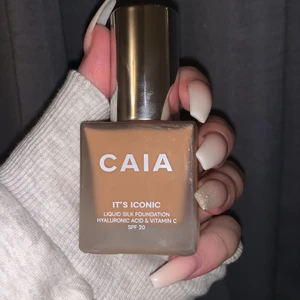 Caia foundation  - Säljer en caia foundation i färgen 3W. Använd fåtal gånger. Den är väldigt dryg så de e mycket produkt kvar i den. Passar inte riktigt min hudtyp där av säljer jag den vidare. Nypris 325 på hemsidan. FRAKT INGÅR I PRISET 🥰
