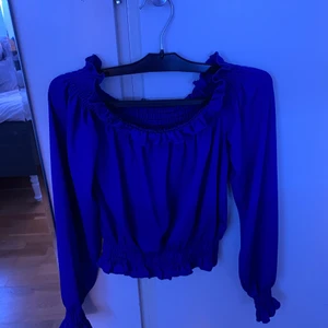 Off shoulder topp - Blå off shoulder topp från ginatricot, magtröja. Kan ta fler bilder med tröjan på vid intresse!
