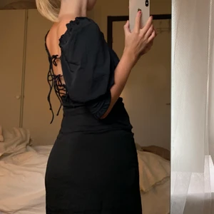 Klänning H&M - Klänning från H&M med öppen rygg, endast använd en gång. Köparen står för frakten!💕 Slutsåld 