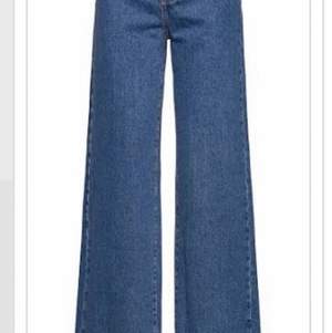 Fina utsvängda mörkblå jeans. St. 34-24!                            Fin passform, bredare ben. Relativt smala i midjan, fin blå färg. Lite slitna (pris + frakt) 
