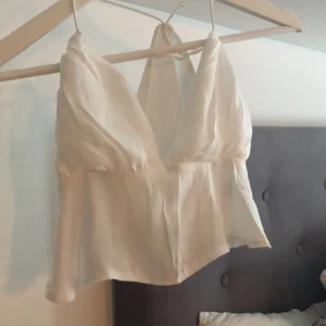 Vit volang topp - Jättefin volang topp som jag säljer då den inte kommer till användning🤩 har sytt in banden lite bak som man kan se på andra bilden men det går att ta bort ifall det behövs💕💕