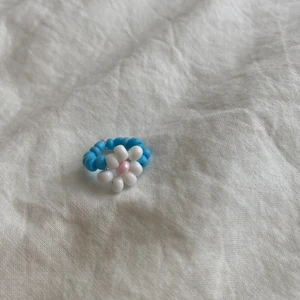 Blomringar pärlade - Supergulliga, ”chunky”, pärlade och handgjorda ringar! De passar alla fingrar, eftersom bandet är elastiskt 🙌 Supertrendiga och lägger till färg i varje outfit 😍 Slidea för massa färger 🥰