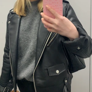 Skinnjacka  - En jättefin skinnjacka från pull and bear som endast är använd ett fåtal gånger. Den är i storlek L men passar S eller M. Köparen betalar frakten! 