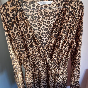 Zara klänning - säljer min fina zara klänning. kontakta för fler bilder💘