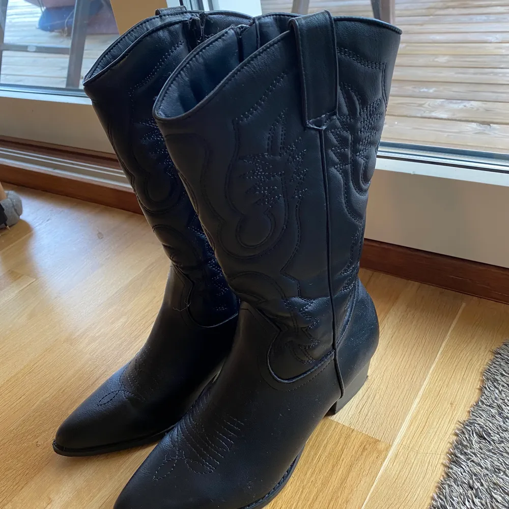 Sjukt snygga cowboy boots som bara är använda 1 (!!) gång😍😍 strl 40 men passar mig som har 39 också . Skor.
