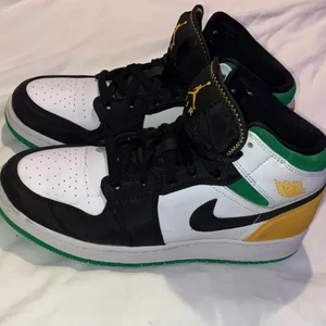 jordan 1 - stolek 38,5 passar 39. kvitto å box finns, vill endast bli av me kan sälja dom för typ 1000kr