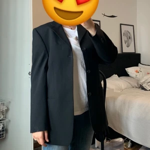 Svart kavaj - Svart kavaj oversized. Den är från Madison Avenue. Superfin och basic