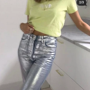Sandro jeans - INTRESSEKOLL på dessa unika metallic jeans från sandro, slutsålda. Väldigt unika och snygga till allt!