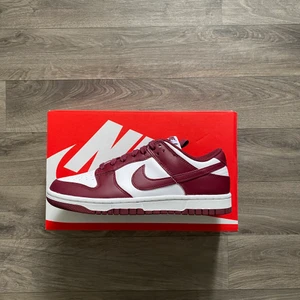 Nike Dunk Bordeuax - Hej säljer nu Några par Nike Dunk Bordeuax! Storelkarna som finns inne nu är 38,39 och 40,5! Om någon annan storlek önskas kan jag såklart fösöka lösa det! Allt är såklart 100% äkta! Feel free att ställa frågor!
