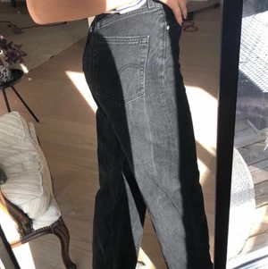 black Levi’sjeans  - dessa jeans har kommit till en bra användning! Köpte dom för snart  ett halvår sedan och har passat sen dess, men nu är dom tuvär för korta för mig som är 178 lång! Jensen skulle passa för folk som är under 170! Jensen är i stolek W26 och i L33