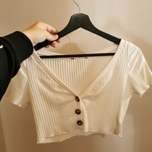 Vit cropad t-shirt - Vitt cropad t-shirt storlek xs/s. 50 kr +frakt 