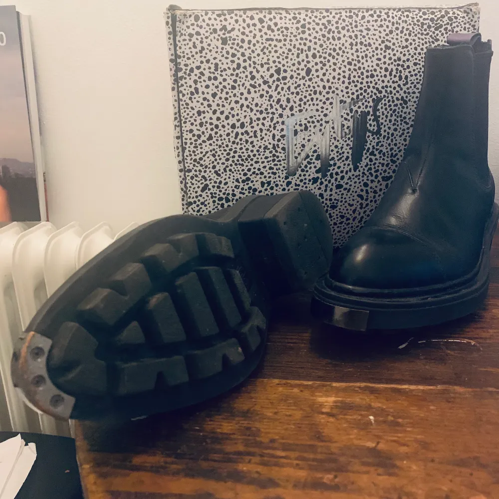 Nikita boots från Eytys i svart läder. Använda fåtal gånger då det tyvärr är för små för mig.  Supersnygga och nytt skick!  Dustbag & låda medföljer.   strl 37  Nypris: 2800 kr. Skor.