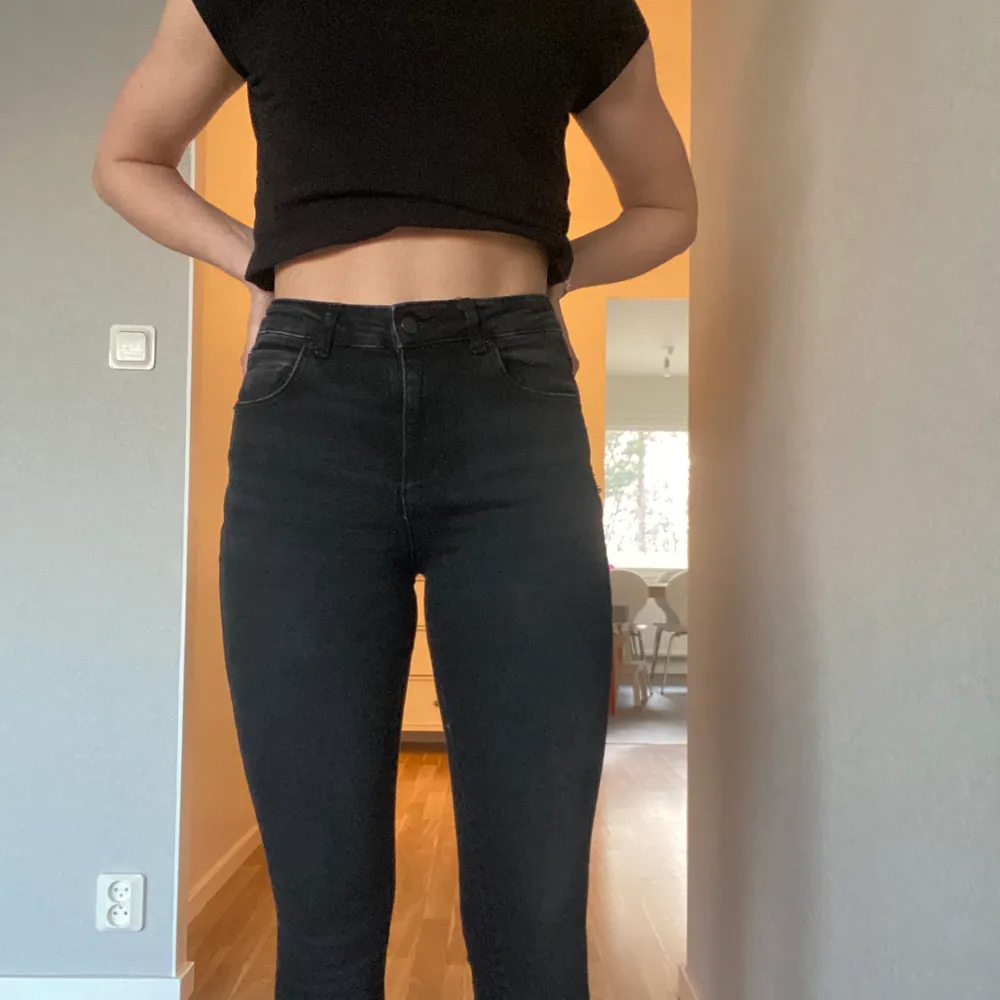 Snygga svarta jeans, sitter bra med slitningar nere . Jeans & Byxor.