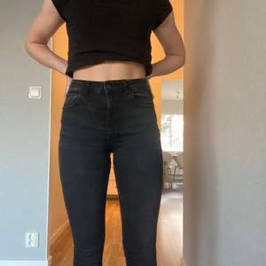 Snygga svarta jeans, sitter bra med slitningar nere 