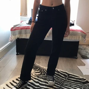 Weekday Voyage Jeans - Svarta weekday jeans i modellen voyage som är slutsålda på hemsidan(lånad första bild)😵, jättefina men lite för långa för mig så därför använda typ 3 ggr så de är så gott som nya!!! storlek 25 midja och 32 längd💕