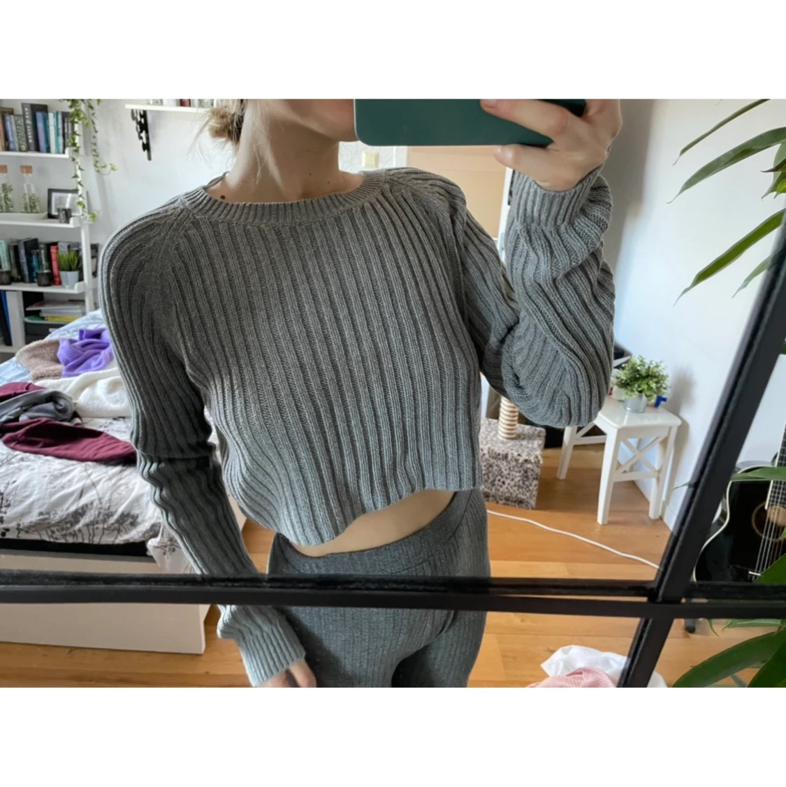 Croppad grå stickad tröja  - 90