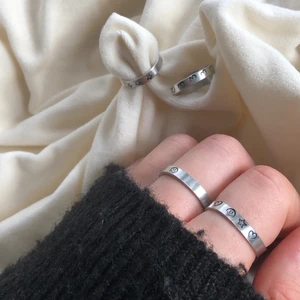 RINGAR - Säljer dessa ringar som jag gör helt själv! har motvien stjärna, smiley, hjärta och man kan blanda de precis hur man vill då jag gör de efter beställning 💕💕 PRIS: ring med ett motiv-45kr, ring med flera motiv-55kr. Finns mer på instagram @s.byelsa