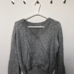 NA-KD tröja - Säljer en tröja ifrån NA-KD i lurvigt, mysigt material! Säljer pga. att den inte kommer till användning⭐️ Supermysig året om och väldigt skön att bära💛 I storlek S!