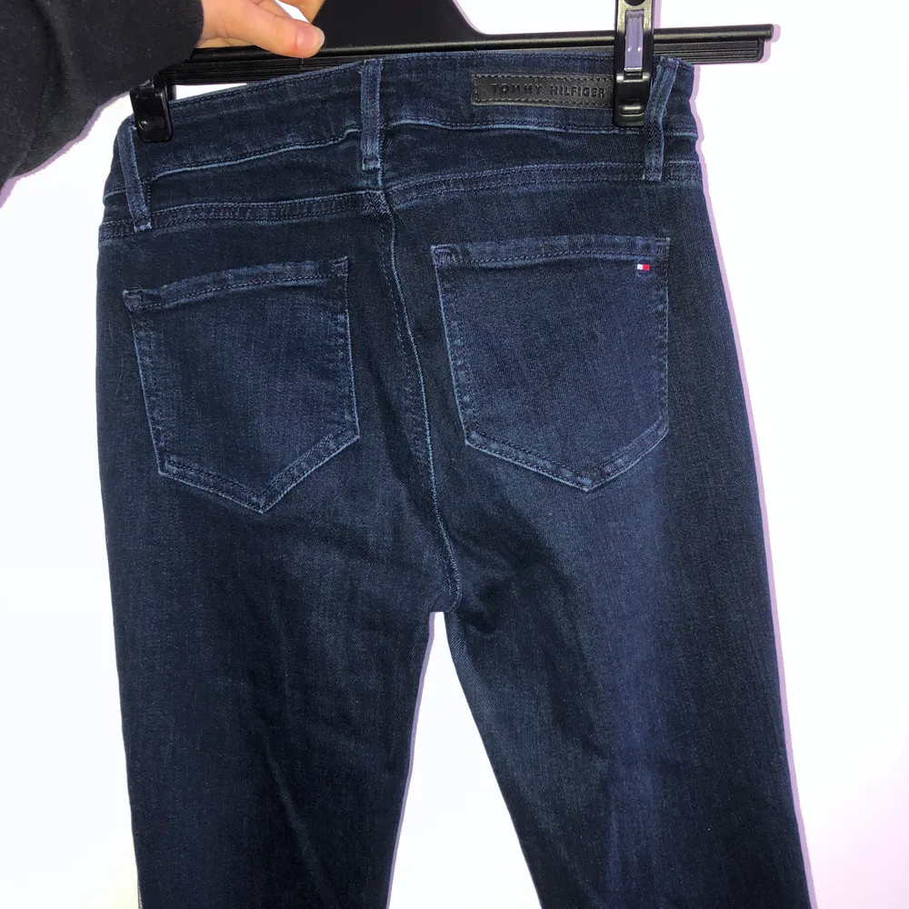 Jeans med silver detalj i sidorna på benen. Från Tommy hilfiger. Knappt använda. Storlek 26 i midja och 32 i längd ( passar mig som är en storlek 32&34 ).. Jeans & Byxor.