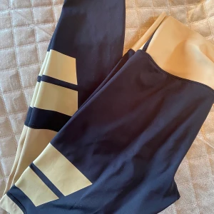 Aimn tights - Beige/svarta träningstights från Aimn. Fint skick. Köparen står för eventuell frakt. 