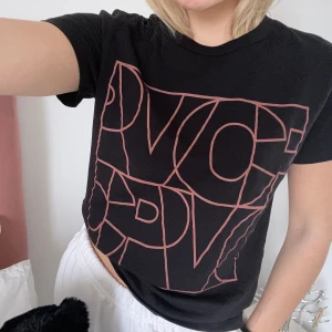 Stilren t-shirt - Cool t-shirt från vero moda. Köparen står för eventuell frakt.