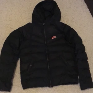 Nike vinterjacka  - I princip oanvända vinterjacka från Nike. Storlek 158-170 barn men passsr som strl xs/s dam