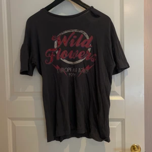 mörkgrå T-shirt med tryck - Mörkgrå T-shirt med tryck på både fram och baksidan. Paljetterna har hållit bra trots tvätt 3 ggr. Strl:36 skriv om du har ngn fråga!! 🖐🏻Köparen står för frakt🖐🏻