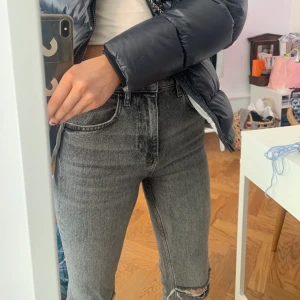 Gråa Zara jeans med slitningar - Asnygga zara jeans i storlek 34. Sjukt snygga och bekväma, säljer endast då dom är lite korta på mig (är 175 cm). Används två gånger och tyvärr har ena skärpöglan gått sönder men ingenting som märks när man använder dom💞