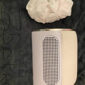 En nagel dammsugare  - denna dammsugare har jag haft i 2 veckor och jag köpte den för 699 kr och jag säljer den för 350kr ett suveränt pris och den funkar jätte bra