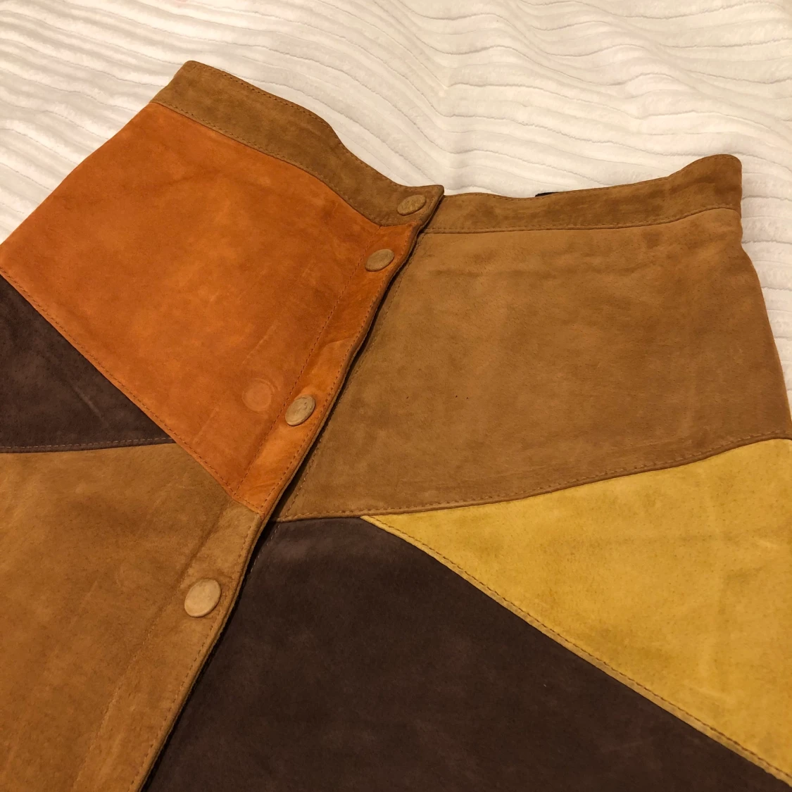 En mönstrig kjol i brunt tema  - 91