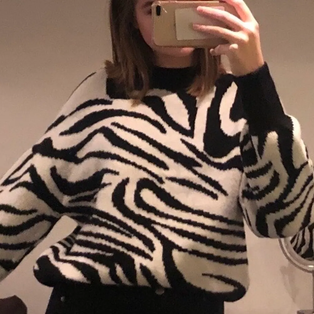 Ascool stickad tröja med Zebra mönster! Frakt tillkommer🖤🤍. Stickat.
