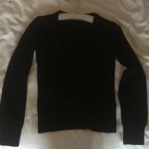 STOCKH LM Kofta - Svart kofta med skön kvalitee STOCKH LM.  Storlek xs. Använd vid 1 tillfälle, f liten f mig.