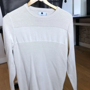 No Nationalily tröja strl S 9/10 - Tröja i bra skick från NN07  inga fläckar eller hål. Sparsamt använd 