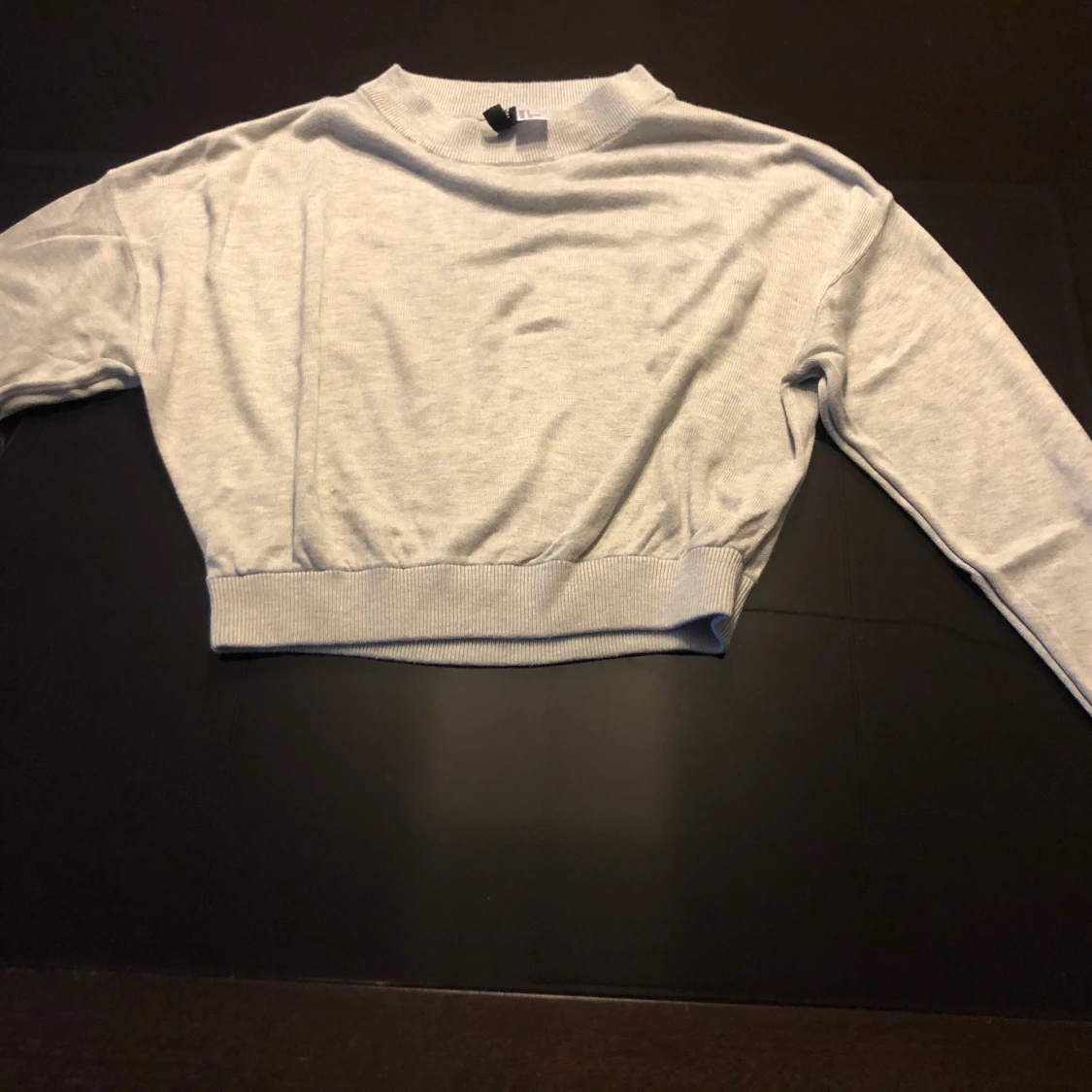 Grå croppad tröja  - 90