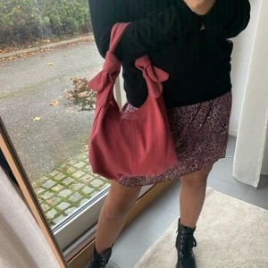 Rosa väska - Säljer min AS BALLA rosa jeans väska!!!! Den är köpt second hand och modellen är väldigt trendig just nu😍 passar perfekt i vår och i sommar👌🏼 HÖGSTA BUD: 420kr