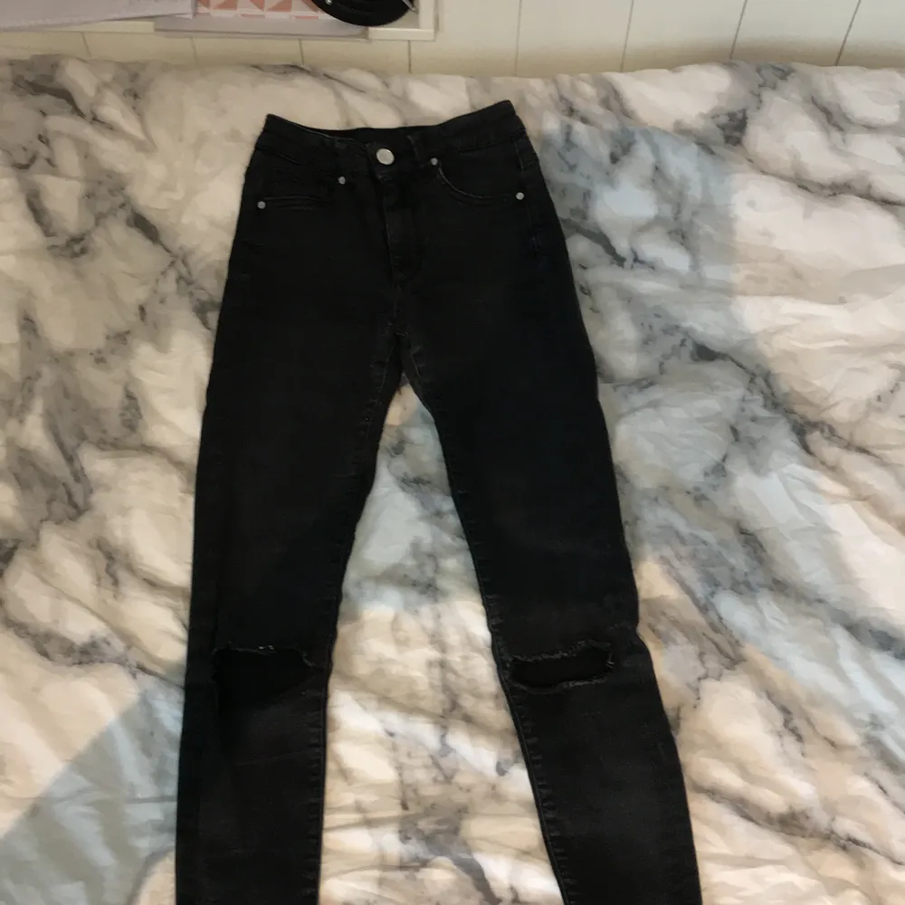 Ett par svarta skinny jeans från nerver denim med egentligts hål/rivningar vid knäna. Storlek XS. Säljer på grund av att de är för små💕KÖPARE STÅR FÖR FRAKT💕. Jeans & Byxor.