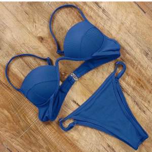 Bikini i färgen royal blue, överdelen passar B/C kupa och underdelen är S/M. Knappt använd så finns Inge slitage💙
