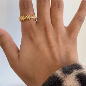 Säljer denna super söta ring med massa blommor!! Passar perfekt nu till sommaren💕💕 (vill du ha annan färg och storlek hör av dig)😀 aldrig använd! Frakt 12kr, passar storlek Xs🌸🦋