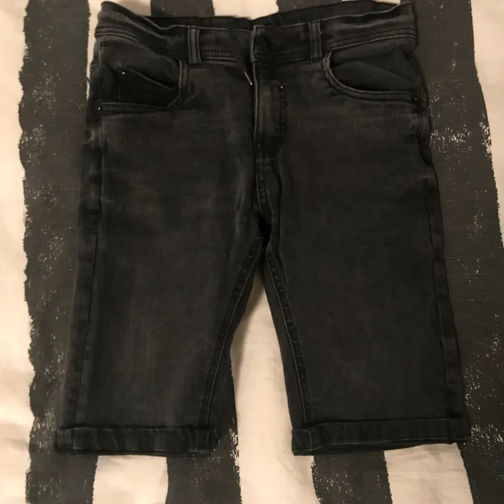Säljer ett par gamla shorts då dom är för små för mig, passar perfekt nu snart då det blir vår och varmt. Shortsen är endast 150kr men vi kan diskutera priset om ni så vill. 150kr+frakt!. Shortsit.