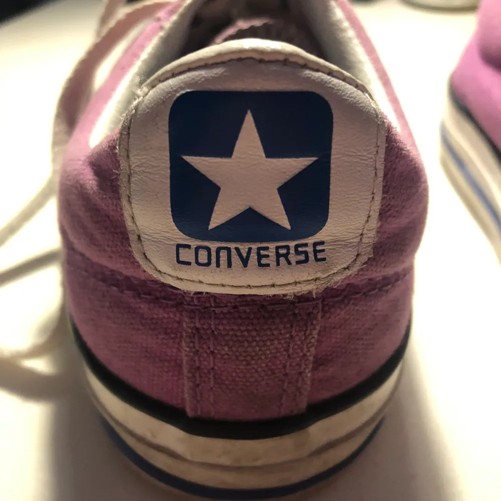sktisnygga rosa/lila vintage converse one star ox ! sparsamt använda av mig då dem är något för små men använda av säljaren ja köpte dem av på plick. . Skor.