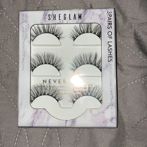 3 par fluffiga fransar - Inte min typ av fransar därav säljer jag. Pris kan dock diskuteras❤️