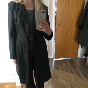 Skinnjacka - Säljer min mammas gamla skinnjacka, troligtvis sen 90-talet i mycket fint skick! 